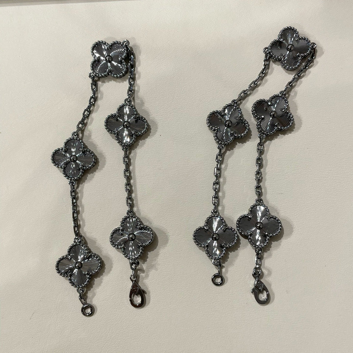 [⭐Seralia]CLOVER 5 MOTIF BLACK BRACELET