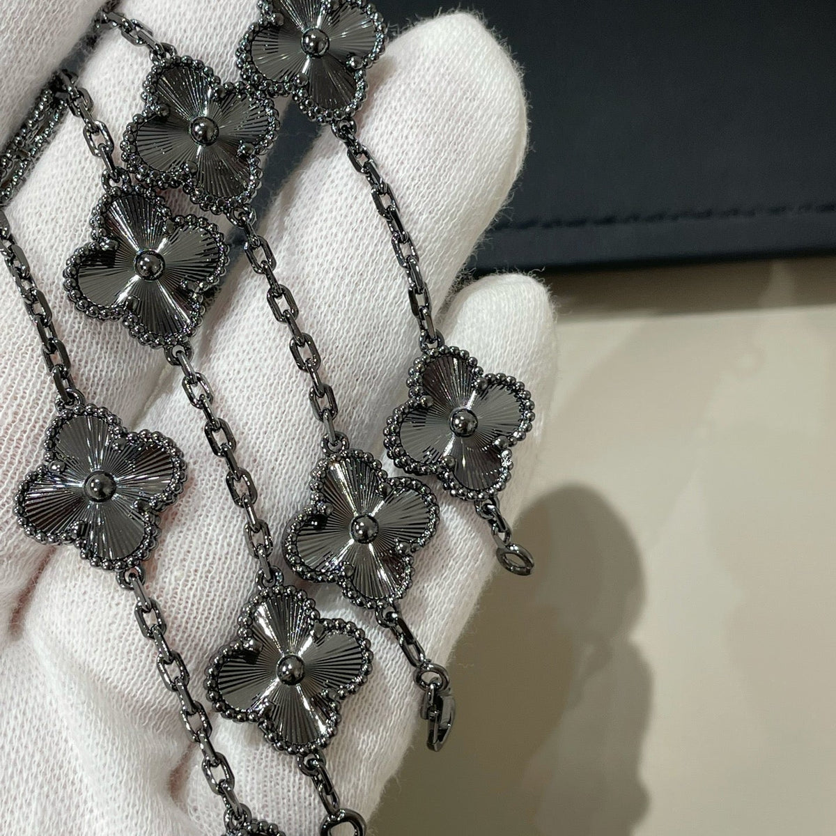 [⭐Seralia]CLOVER 5 MOTIF BLACK BRACELET