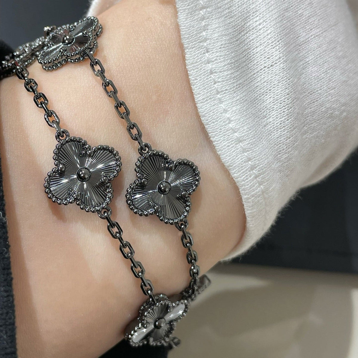 [⭐Seralia]CLOVER 5 MOTIF BLACK BRACELET