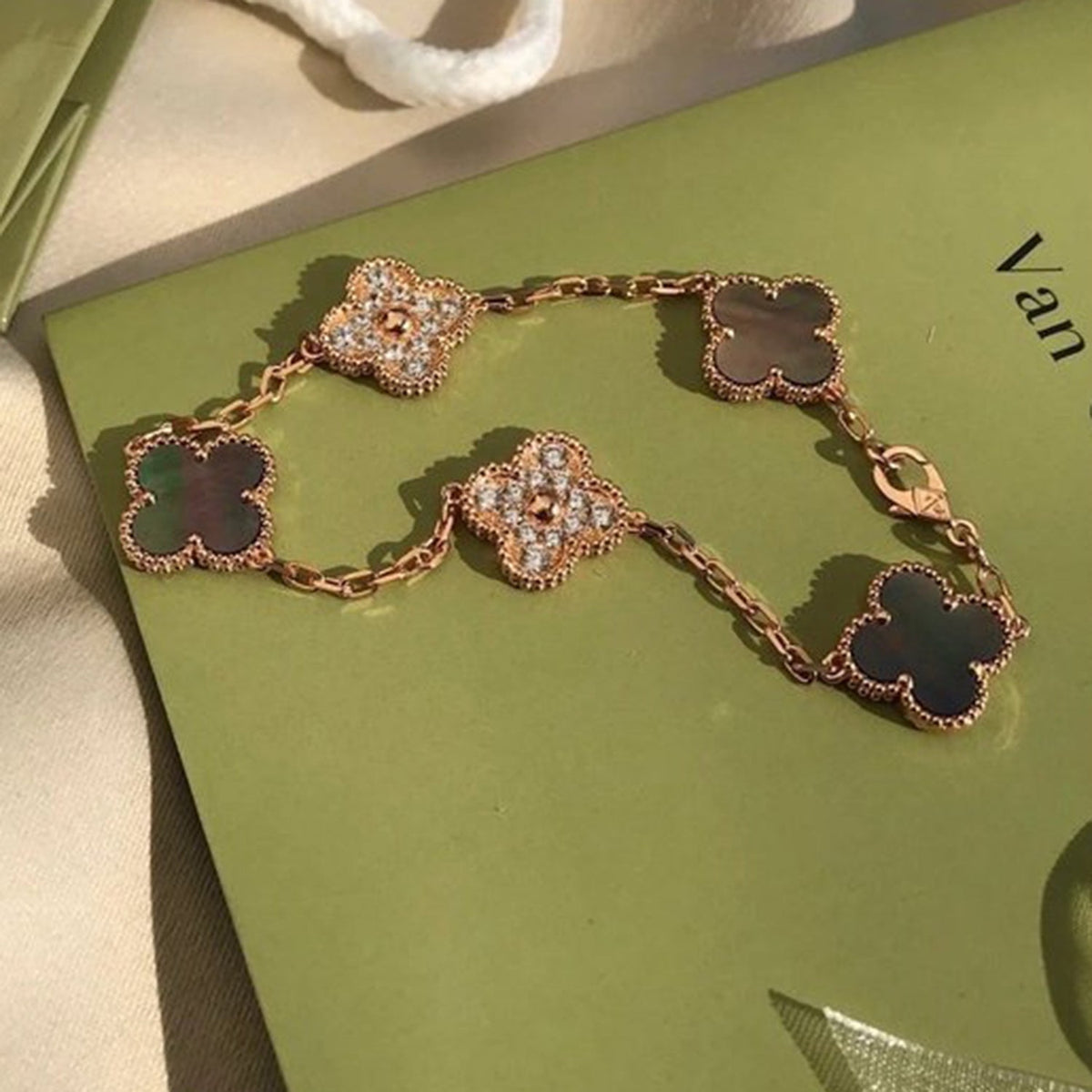 [⭐Seralia] CLOVER 5 MOTIF GRAY MOP BRACELET COLLECTION