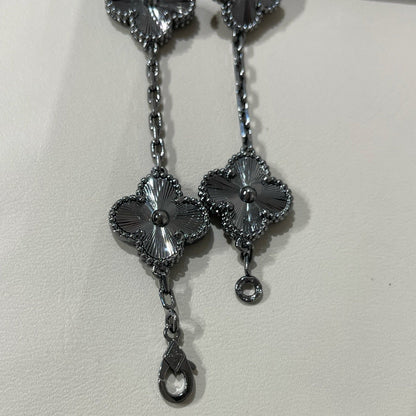 [⭐Seralia]CLOVER 5 MOTIF BLACK BRACELET
