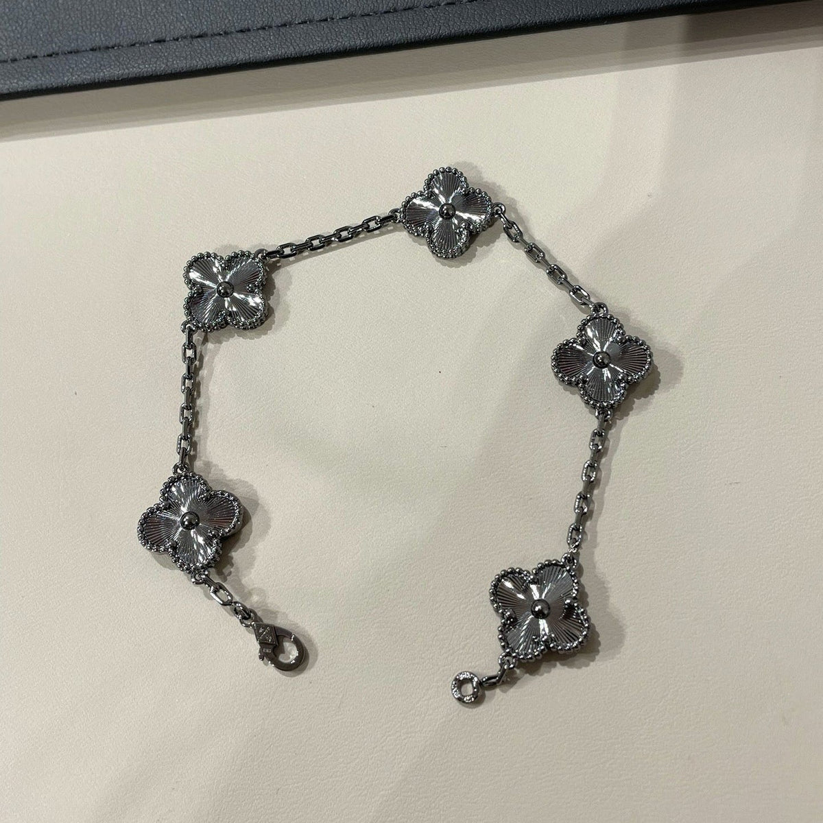 [⭐Seralia]CLOVER 5 MOTIF BLACK BRACELET