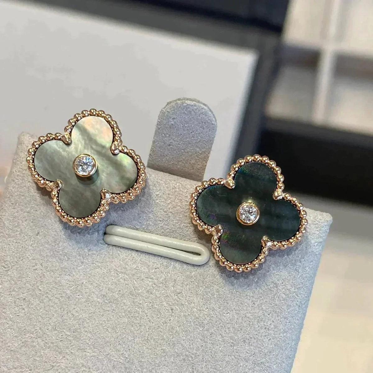 [⭐Seralia]CLOVER MEDIUM 1 MOTIFS GRAY MOP  DIAMOND EARRINGS