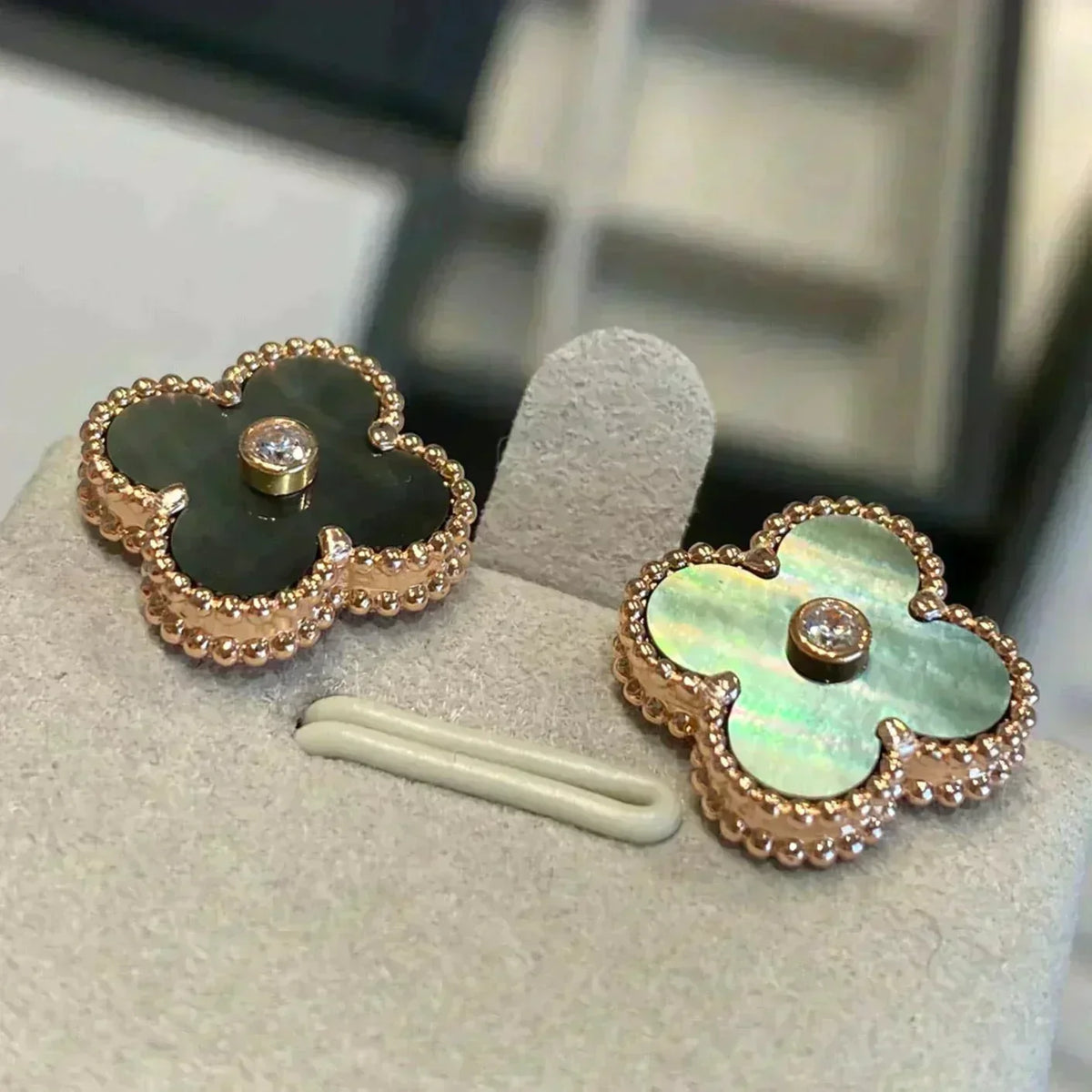 [⭐Seralia]CLOVER MEDIUM 1 MOTIFS GRAY MOP  DIAMOND EARRINGS