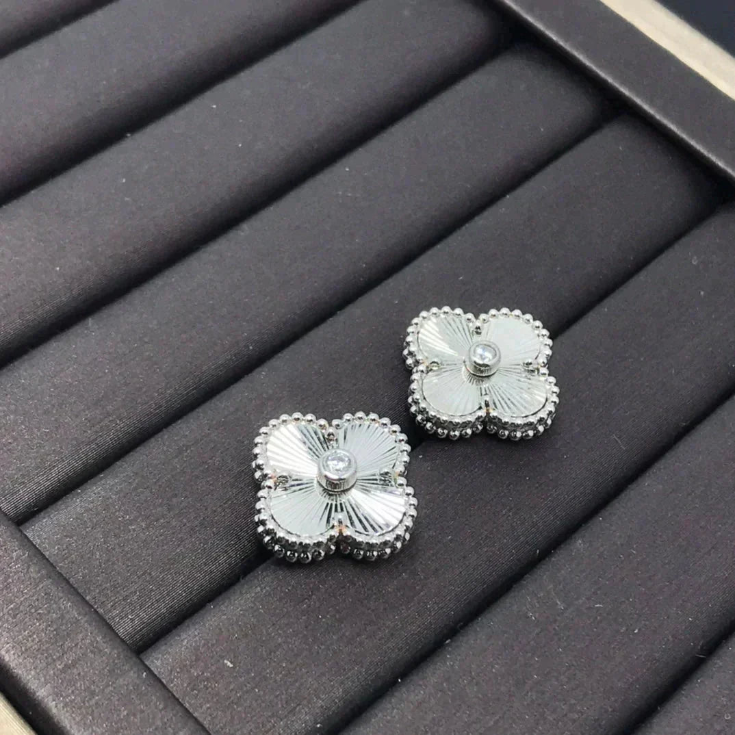 [⭐Seralia]CLOVER MINI 9.5MM LASER EARRINGS