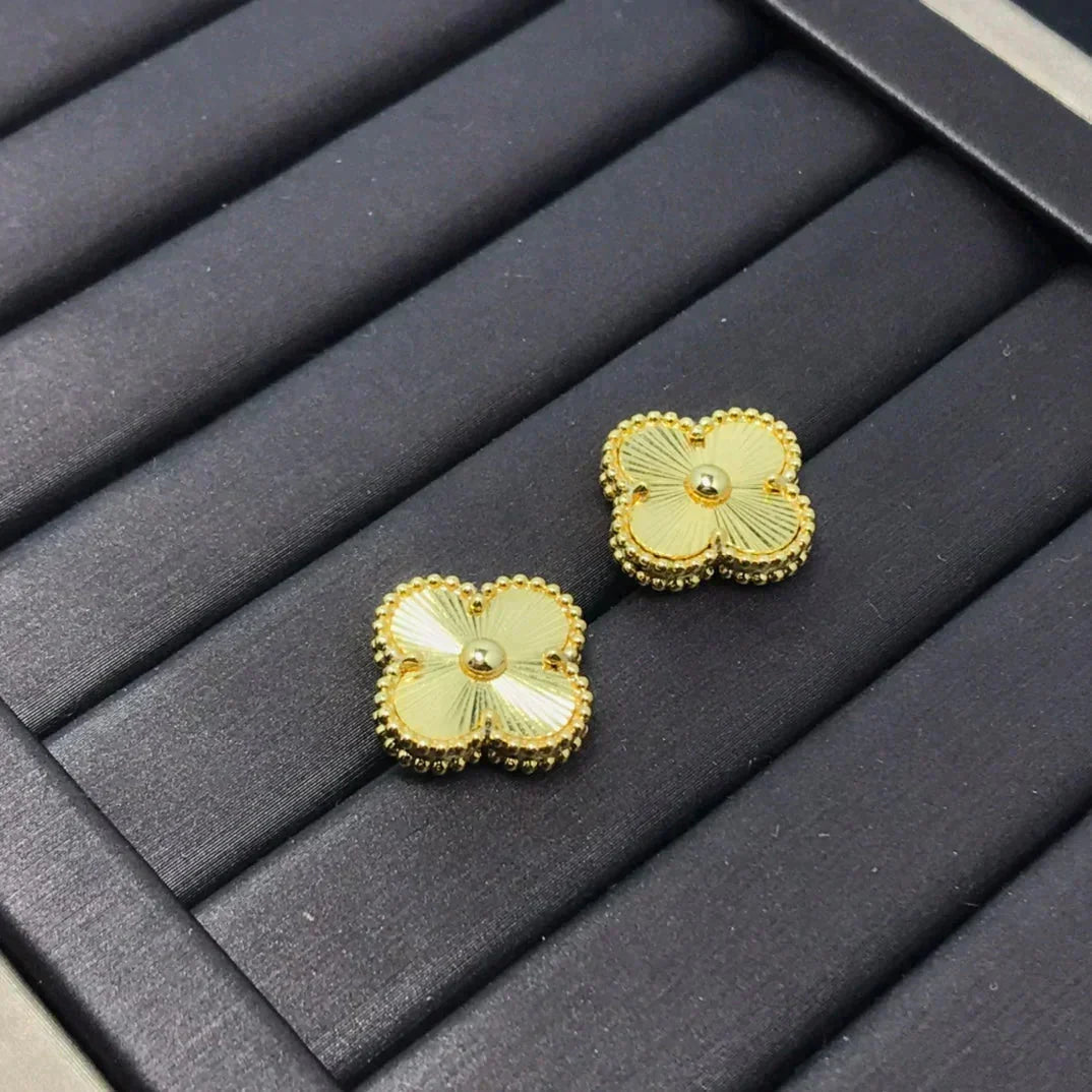 [⭐Seralia]CLOVER MINI 9.5MM LASER EARRINGS