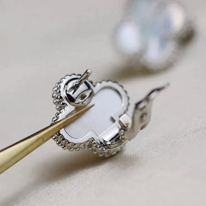 [⭐Seralia]CLOVER MEDIUM 1 MOTIFS  WHITE MOP EARRINGS SILVER
