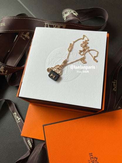 [⭐Seralia]CONSTANCE BLACK PEDANT PINK GOLD NECKLACE