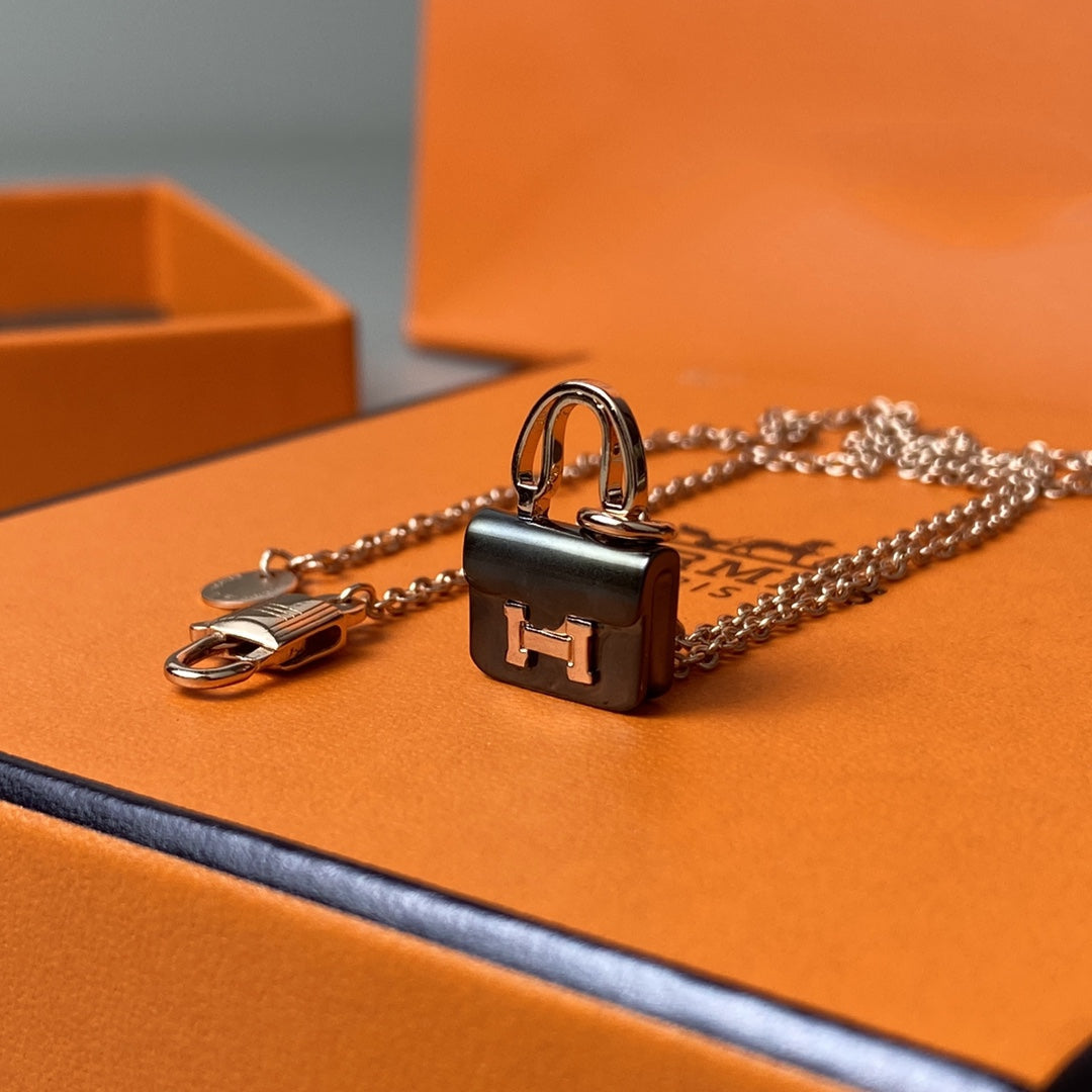 [⭐Seralia]CONSTANCE BLACK PEDANT PINK GOLD NECKLACE