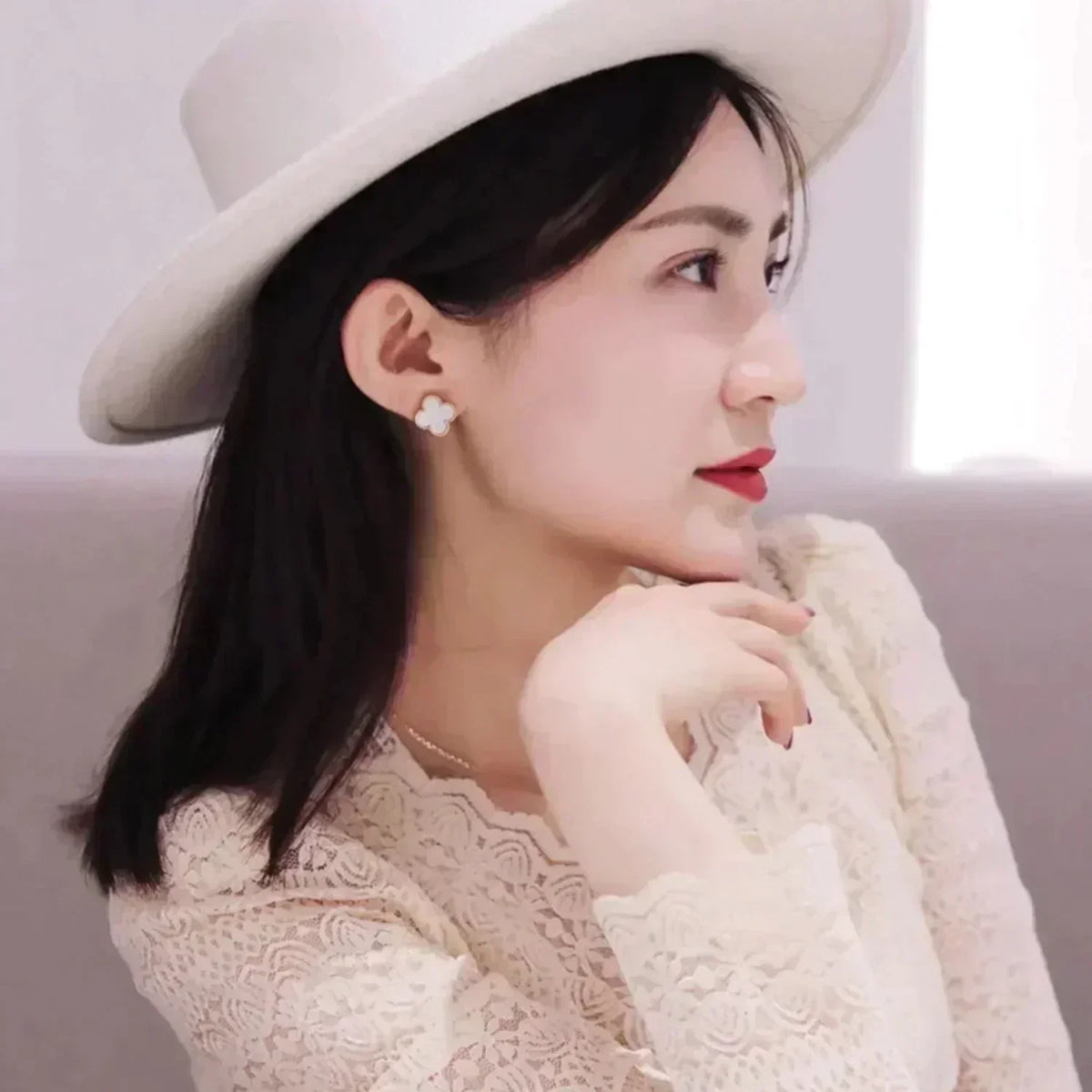 [⭐Seralia]CLOVER MEDIUM 1 MOTIFS  WHITE MOP STUD EARRINGS