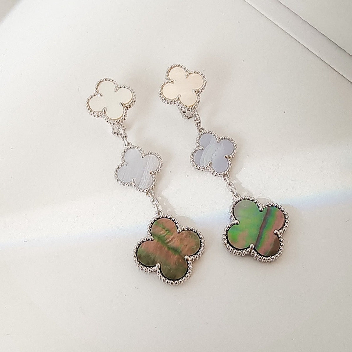 [⭐Seralia]CLOVER 3 MOTIFS CHALCEDONY DARK MOP SILVER EARRINGS