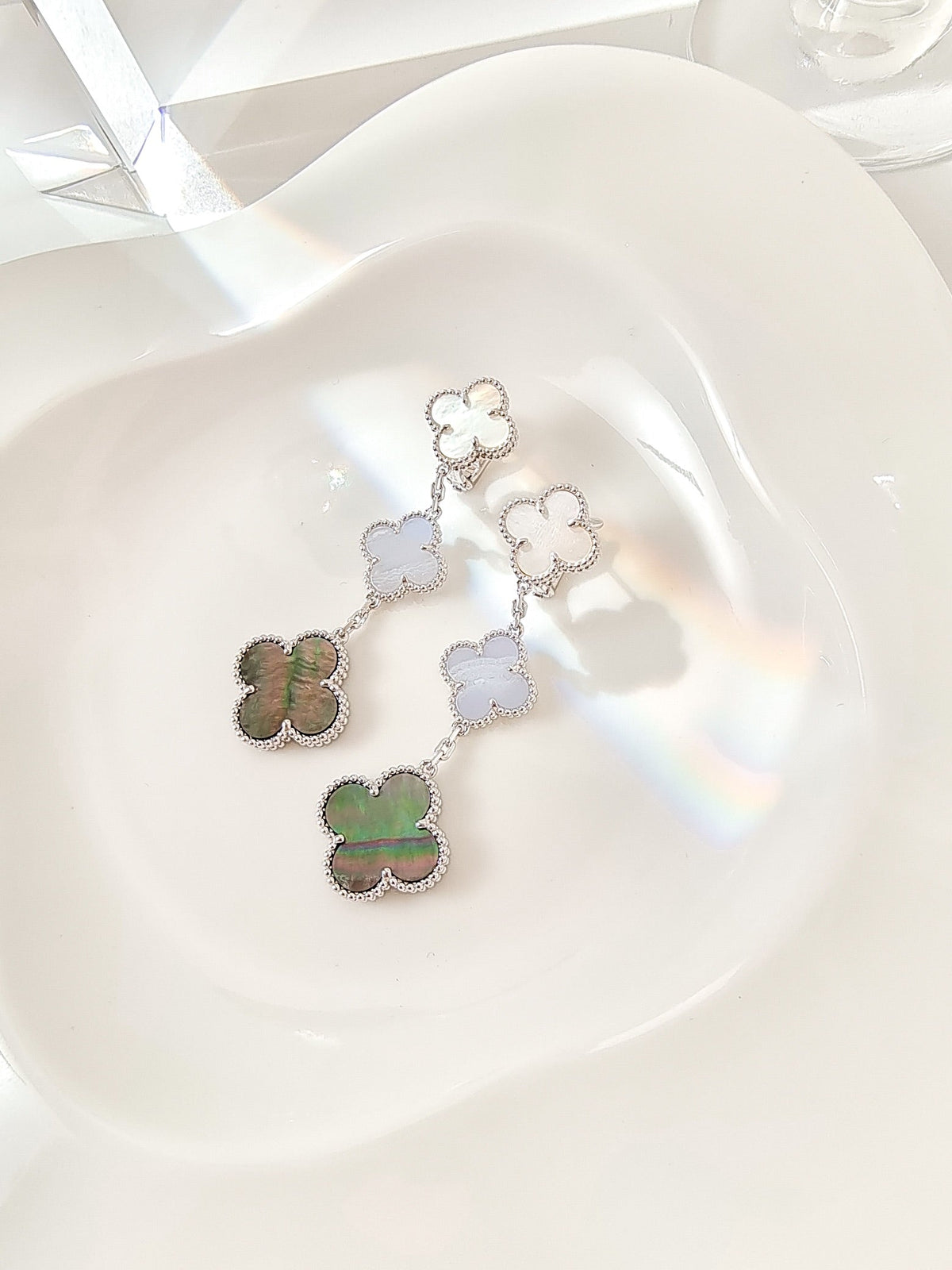 [⭐Seralia]CLOVER 3 MOTIFS CHALCEDONY DARK MOP SILVER EARRINGS