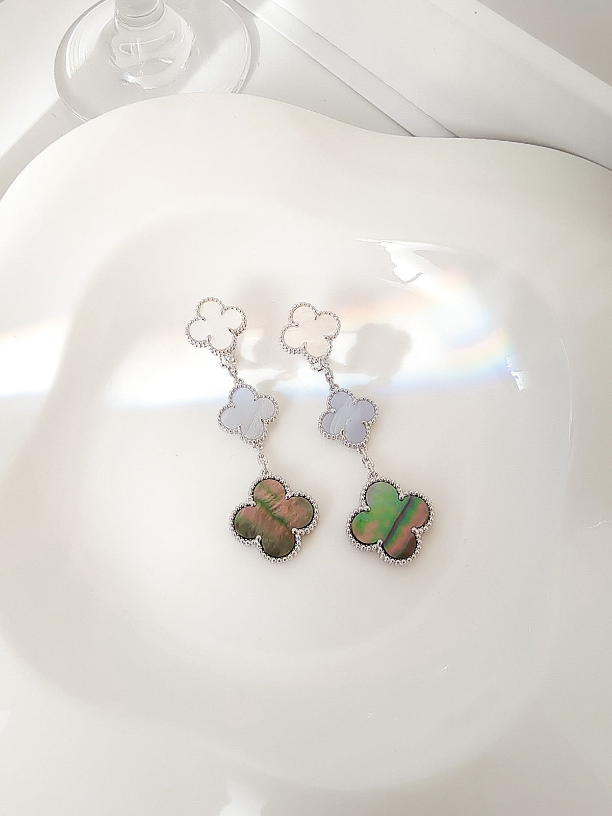 [⭐Seralia]CLOVER 3 MOTIFS CHALCEDONY DARK MOP SILVER EARRINGS