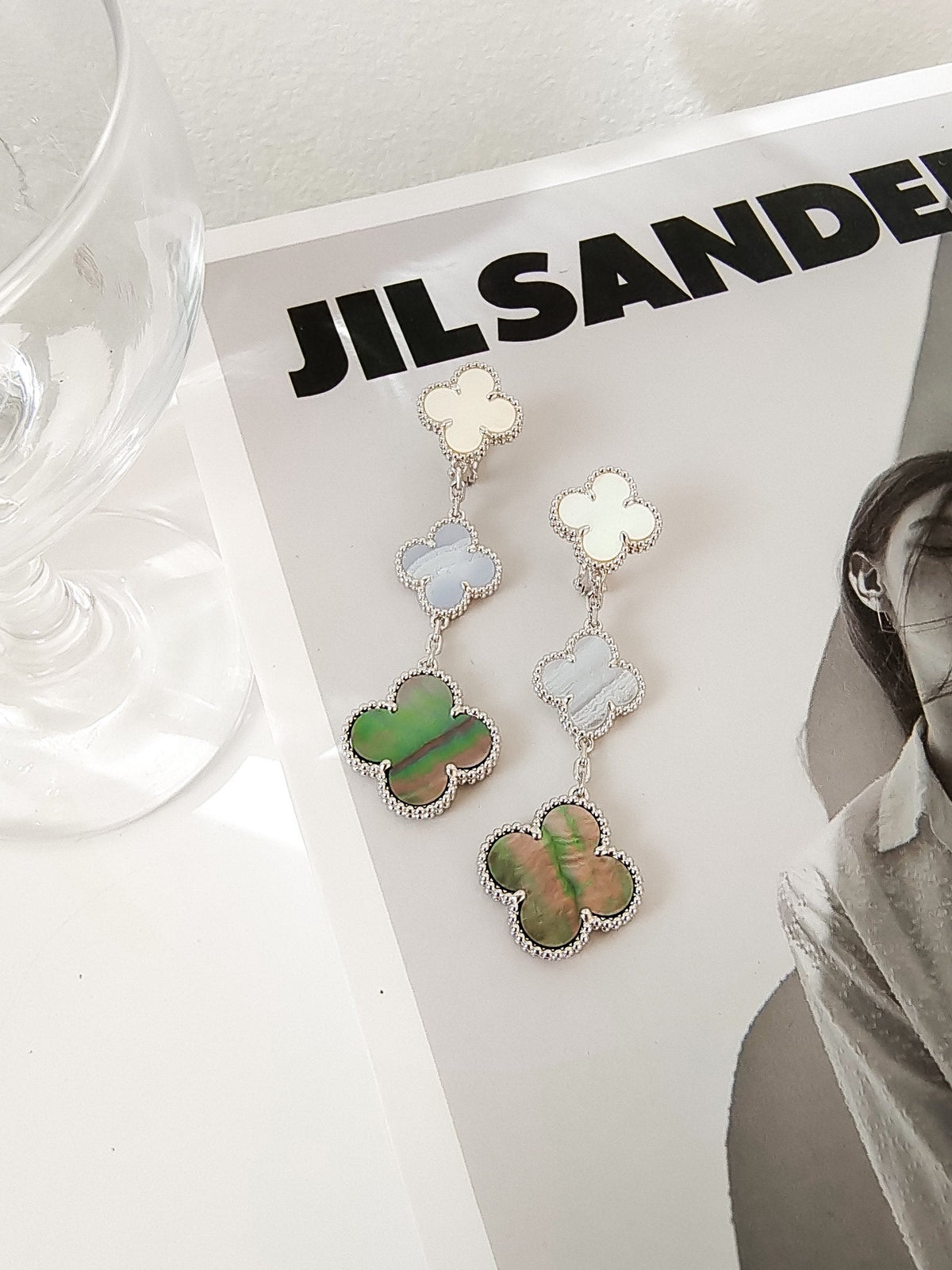 [⭐Seralia]CLOVER 3 MOTIFS CHALCEDONY DARK MOP SILVER EARRINGS