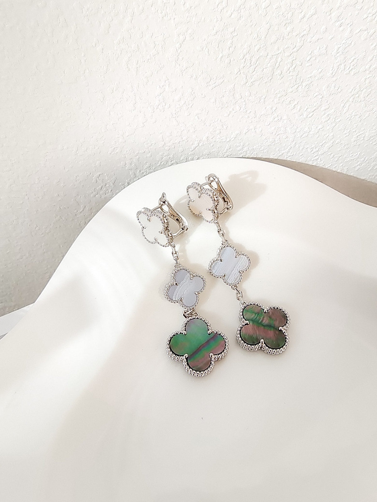 [⭐Seralia]CLOVER 3 MOTIFS CHALCEDONY DARK MOP SILVER EARRINGS