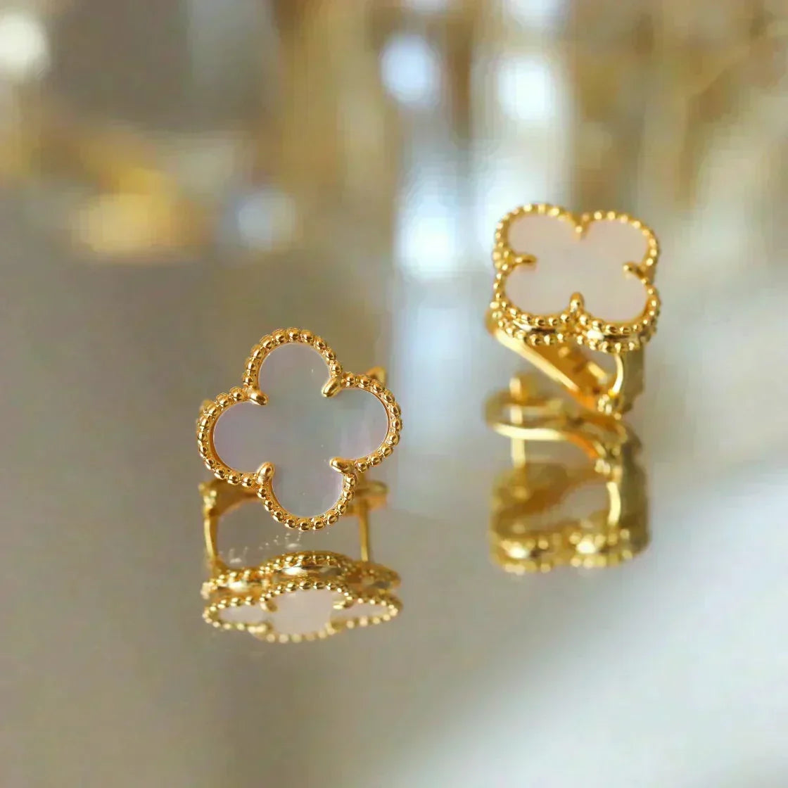 [⭐Seralia]CLOVER MEDIUM 1 MOTIFS  WHITE MOP STUD EARRINGS
