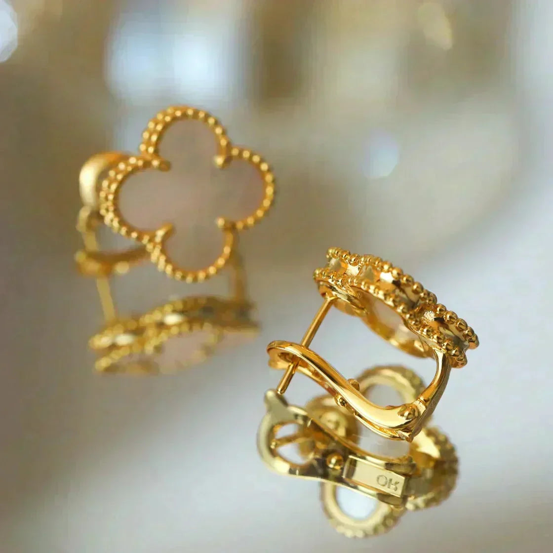 [⭐Seralia]CLOVER MEDIUM 1 MOTIFS  WHITE MOP STUD EARRINGS
