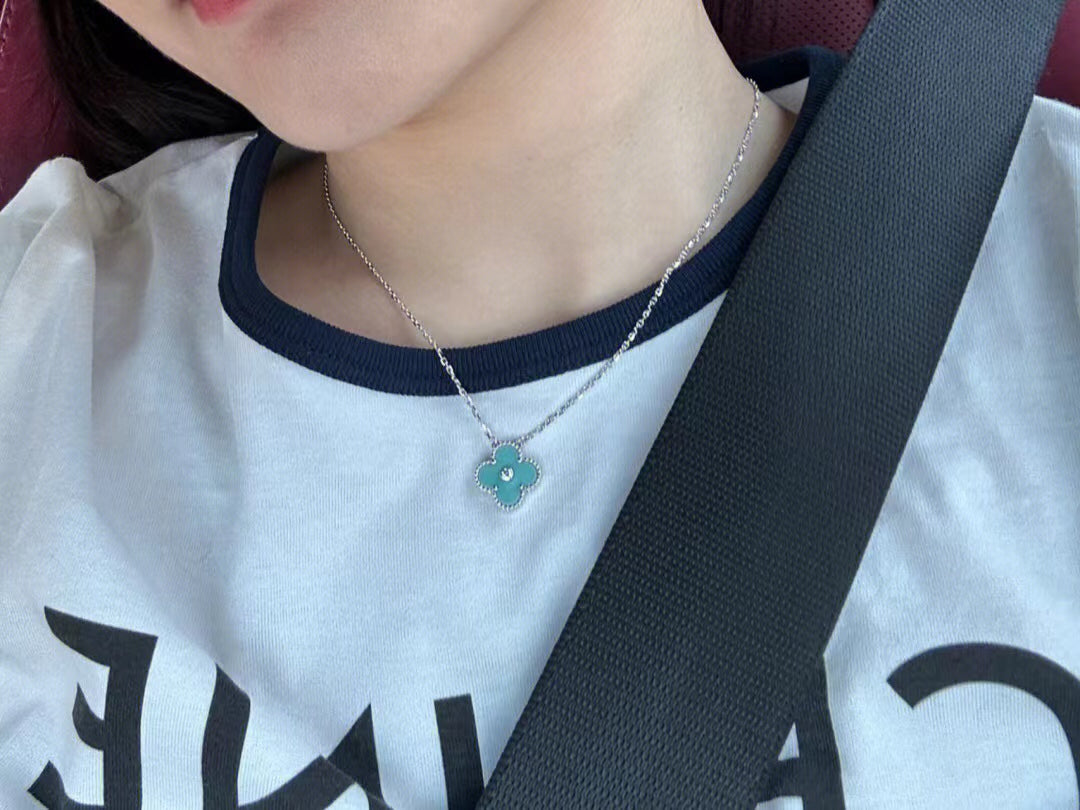 [⭐Seralia]CLOVER 1 DIAMOND LIGHT BLUE SILVER NECKLACE