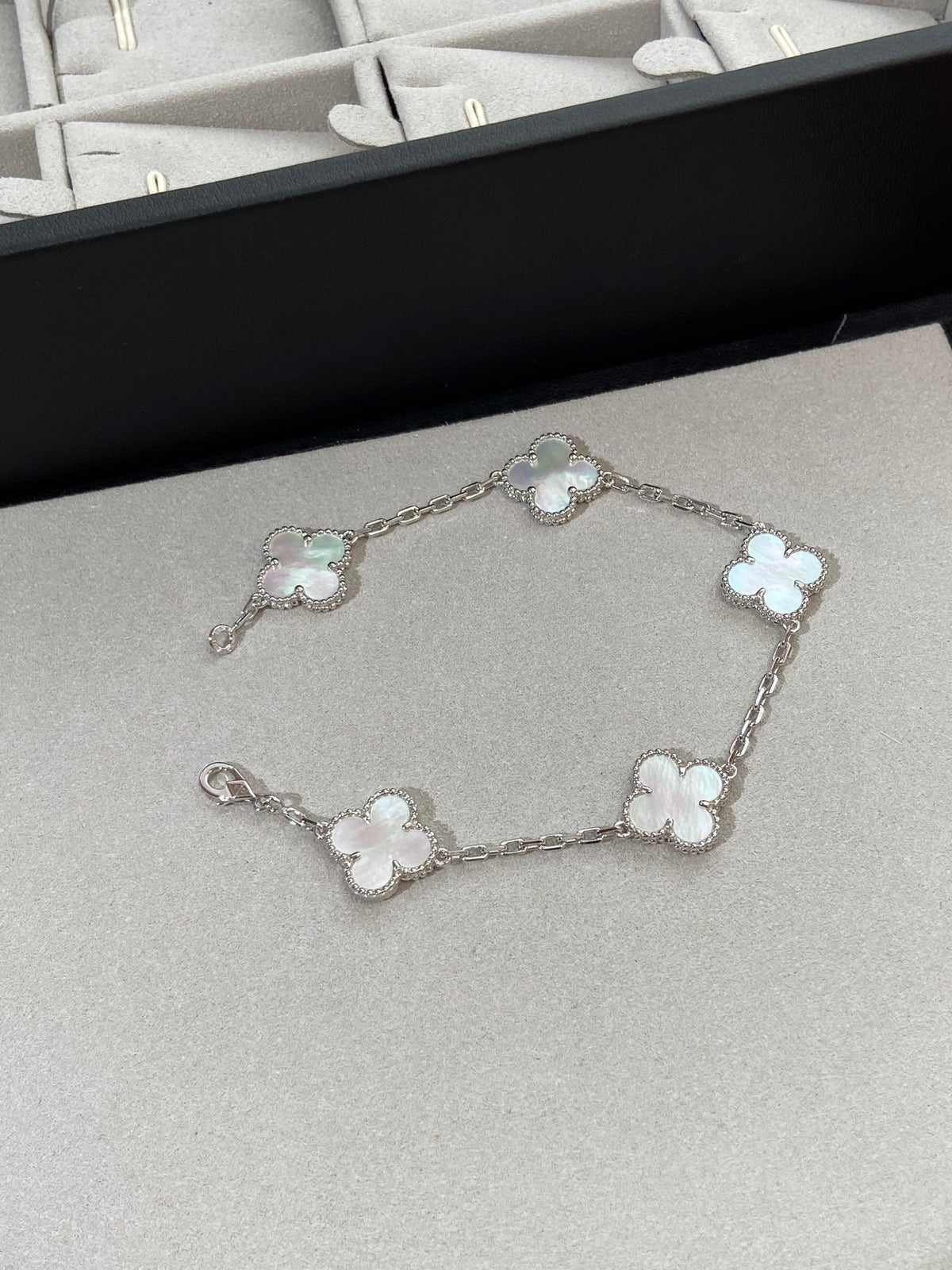 [⭐Seralia]CLOVER WHITE PEARL MOP 5 MOTIF BRACELET COLLECTION