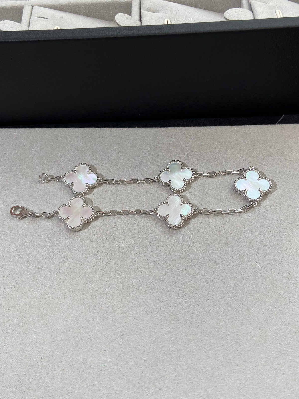 [⭐Seralia]CLOVER WHITE PEARL MOP 5 MOTIF BRACELET COLLECTION