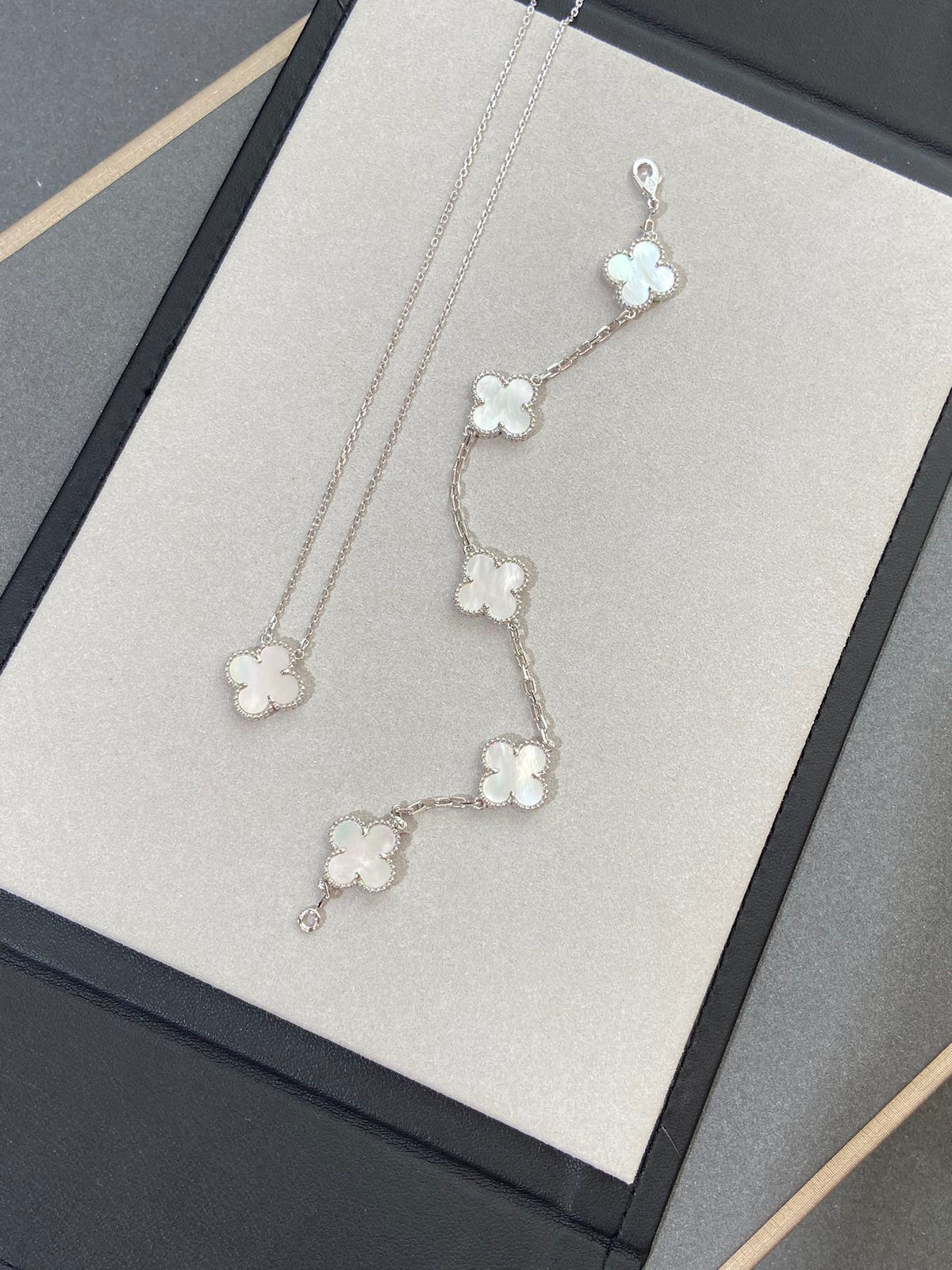 [⭐Seralia]CLOVER WHITE PEARL MOP 5 MOTIF BRACELET COLLECTION