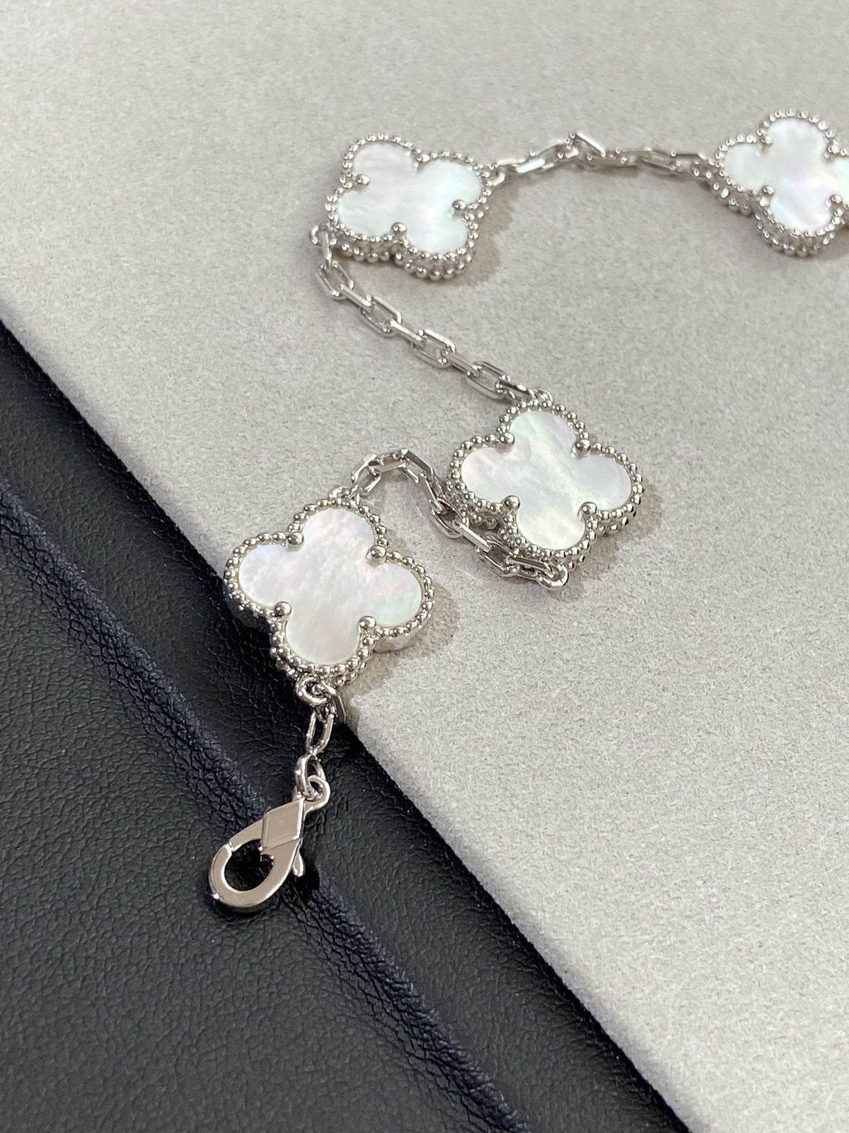 [⭐Seralia]CLOVER WHITE PEARL MOP 5 MOTIF BRACELET COLLECTION