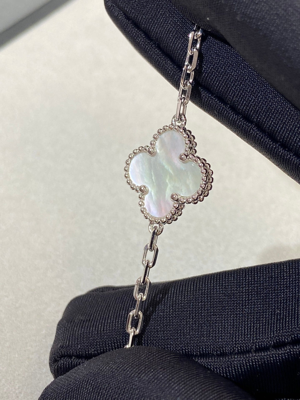 [⭐Seralia]CLOVER WHITE PEARL MOP 5 MOTIF BRACELET COLLECTION