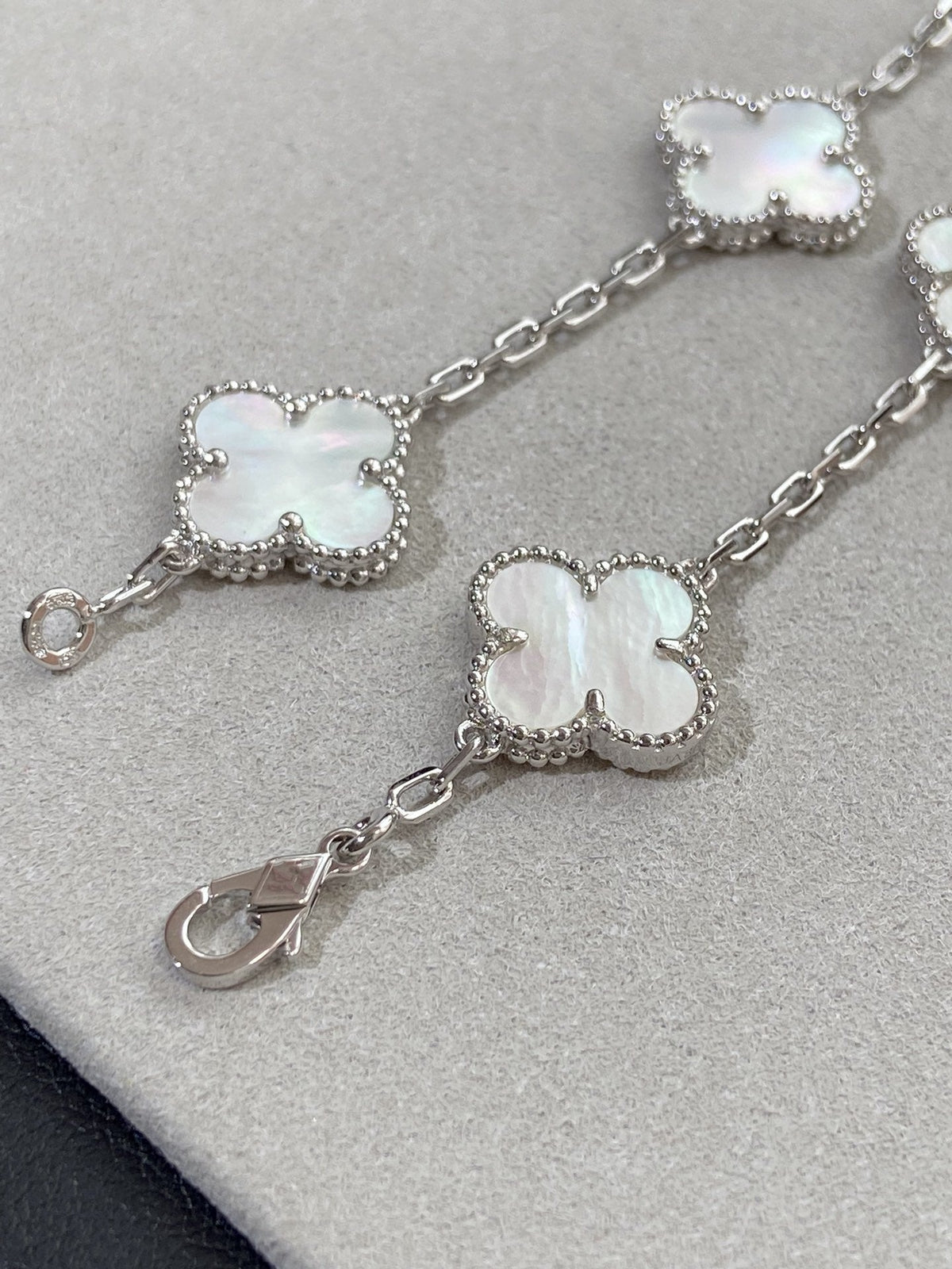 [⭐Seralia]CLOVER WHITE PEARL MOP 5 MOTIF BRACELET COLLECTION