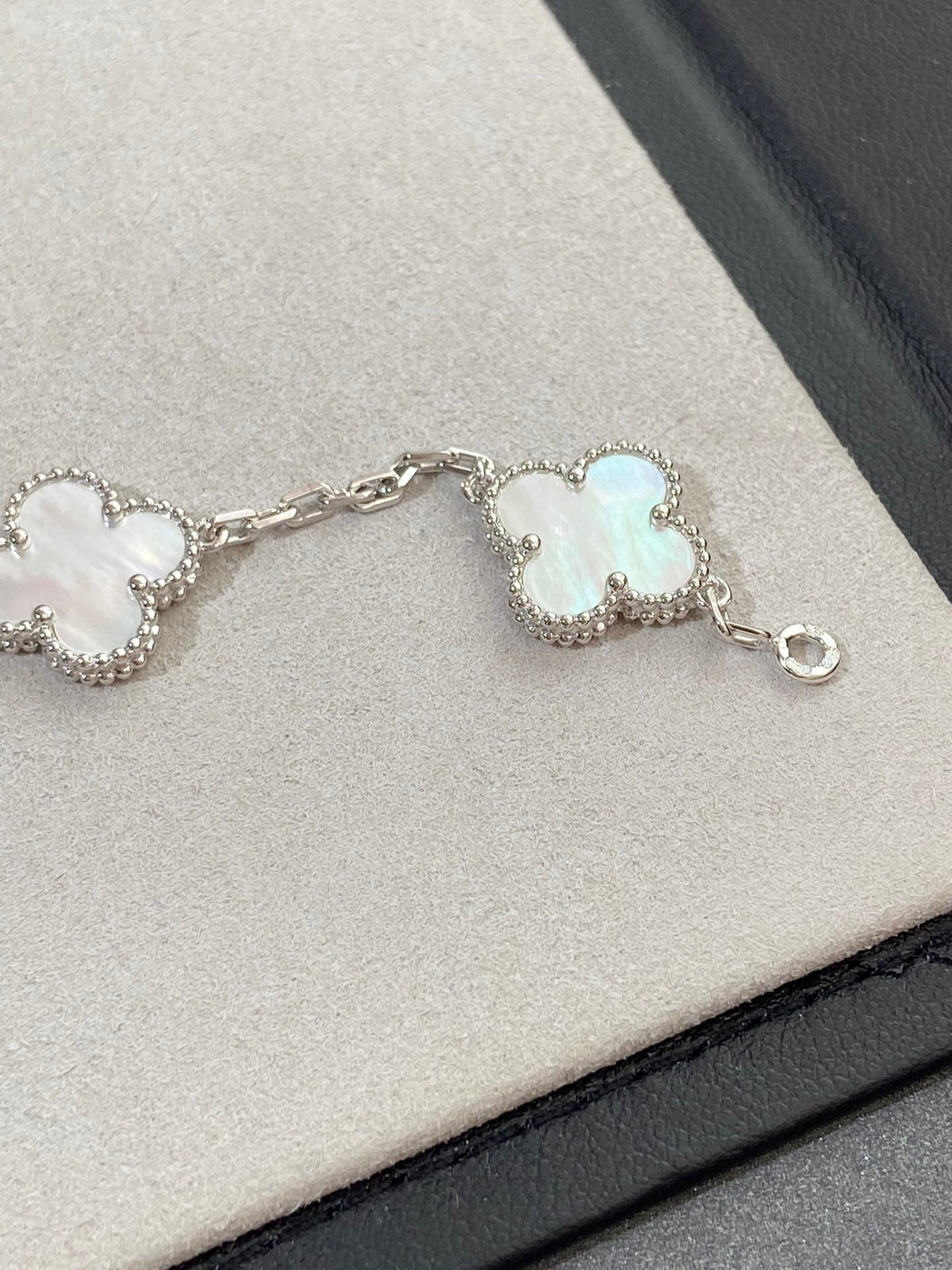 [⭐Seralia]CLOVER WHITE PEARL MOP 5 MOTIF BRACELET COLLECTION