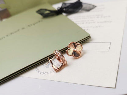 [⭐Seralia]CLOVER MEDIUM STUD EARRINGS