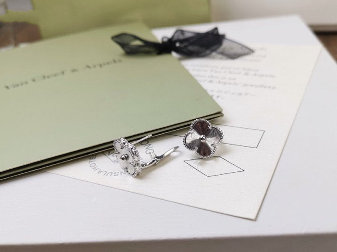 [⭐Seralia]CLOVER MEDIUM STUD EARRINGS