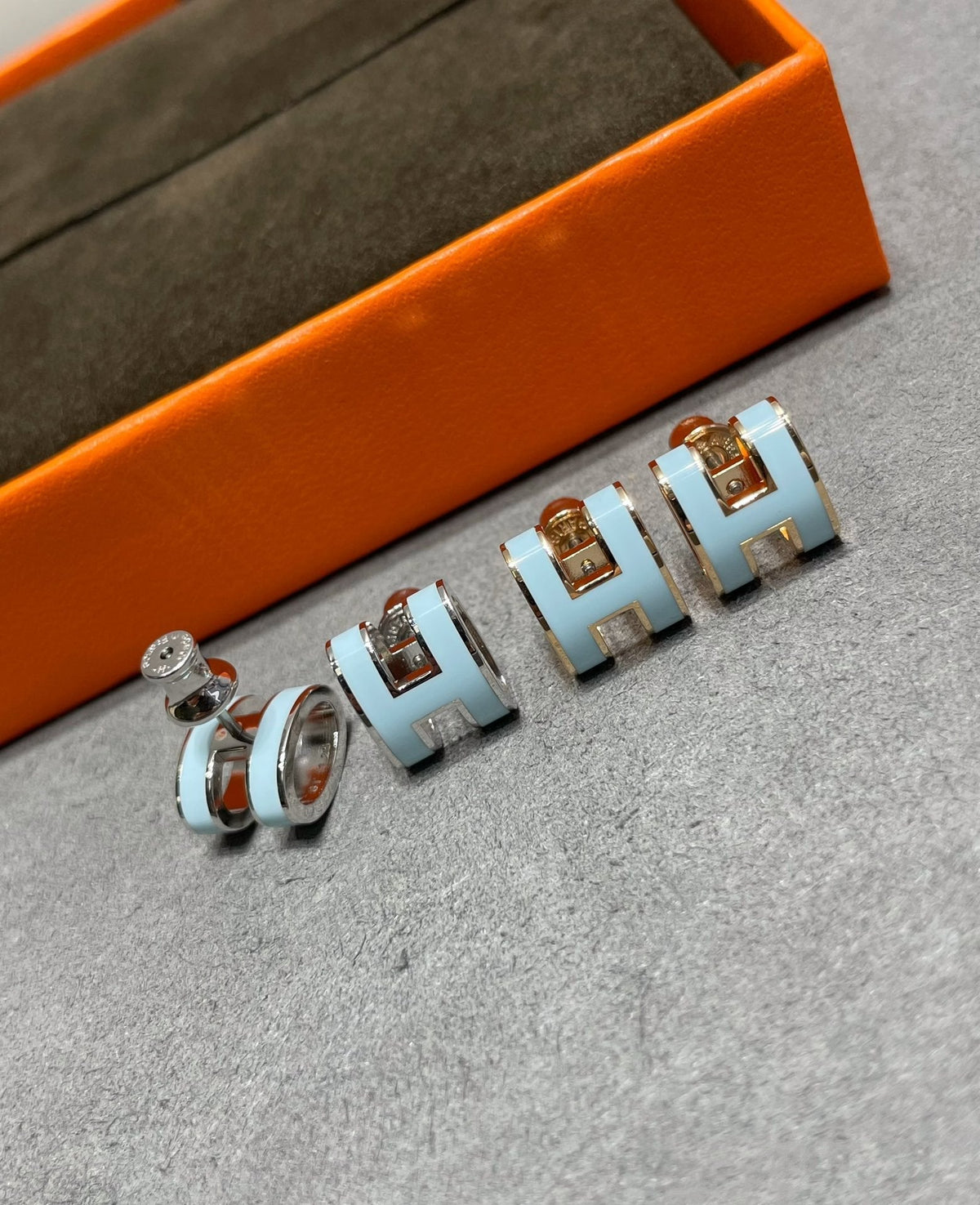[⭐Seralia]POP H SKY BLUE STUD EARRINGS