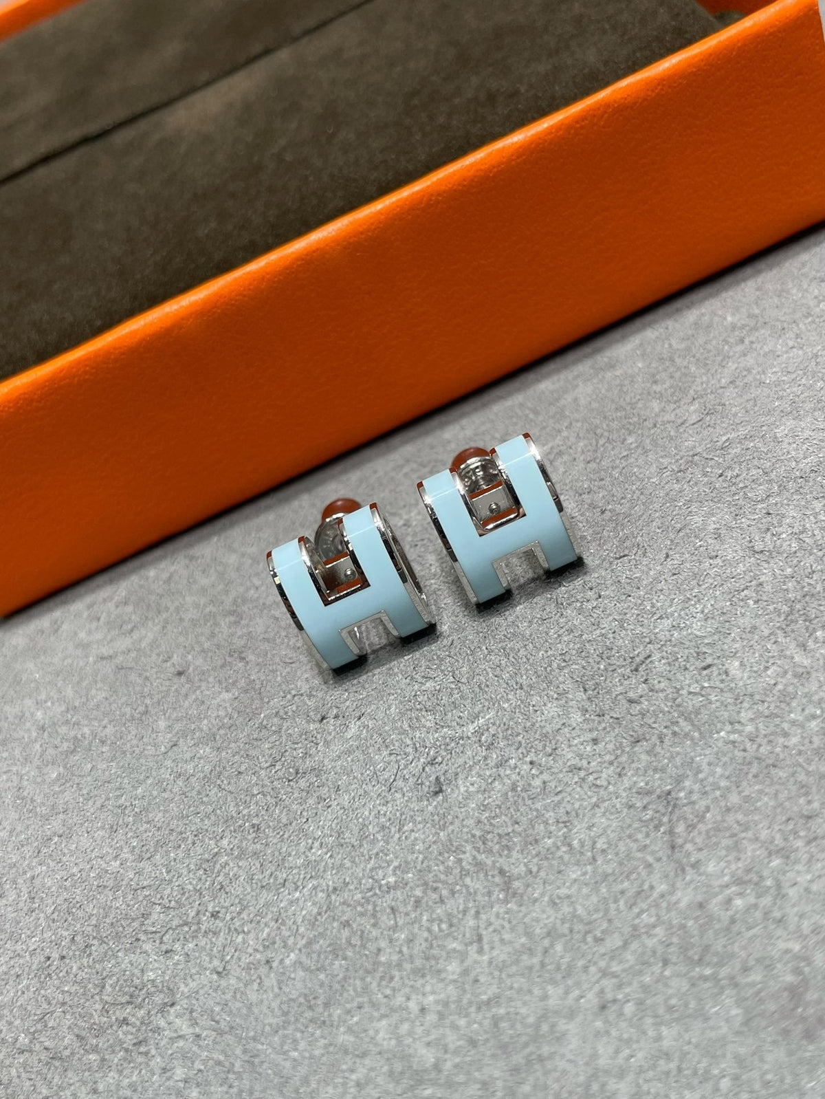 [⭐Seralia]POP H SKY BLUE STUD EARRINGS