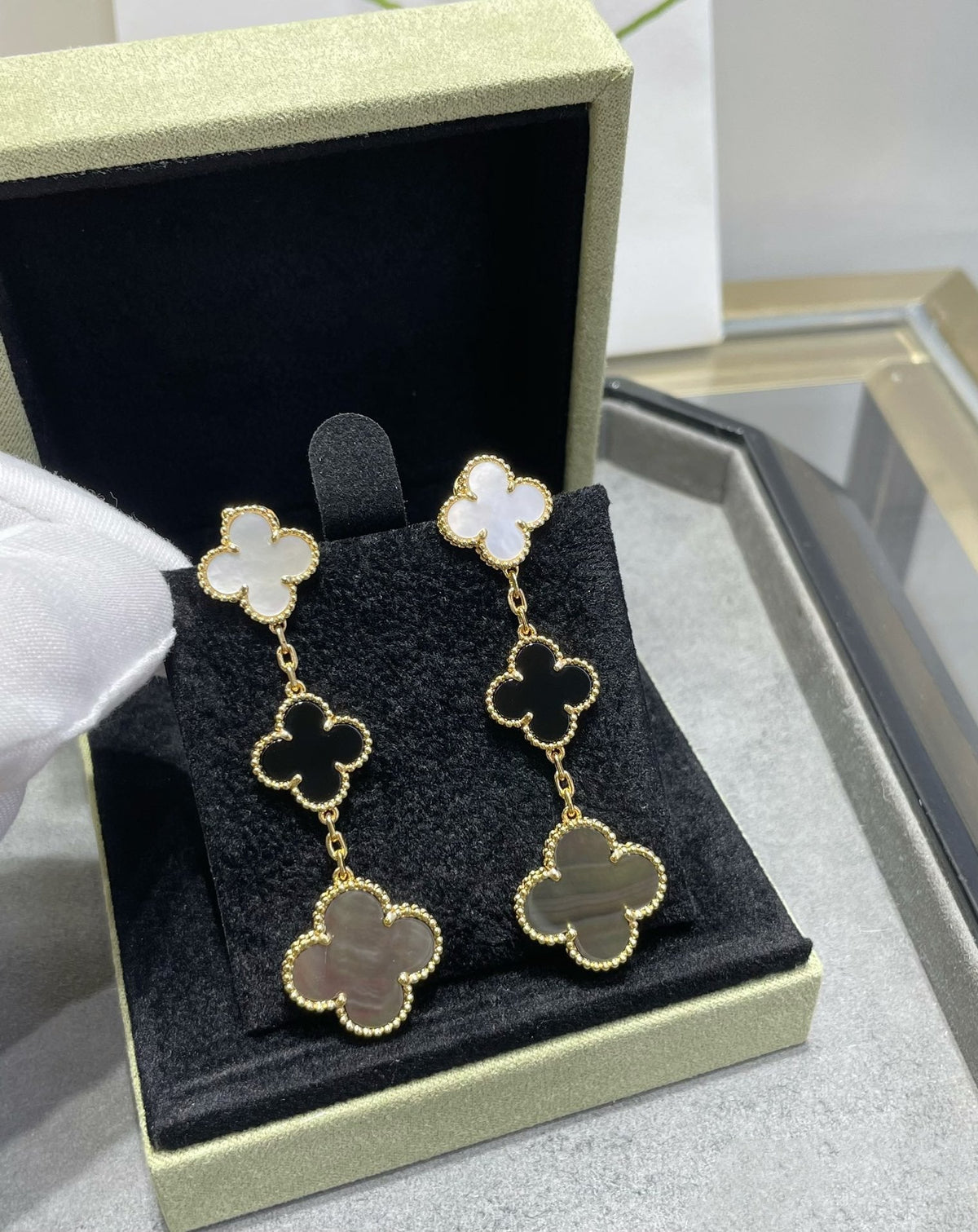 [⭐Seralia]CLOVER 3 MOTIF MOP ONYX DARK MOP PINK GOLD EARRINGS