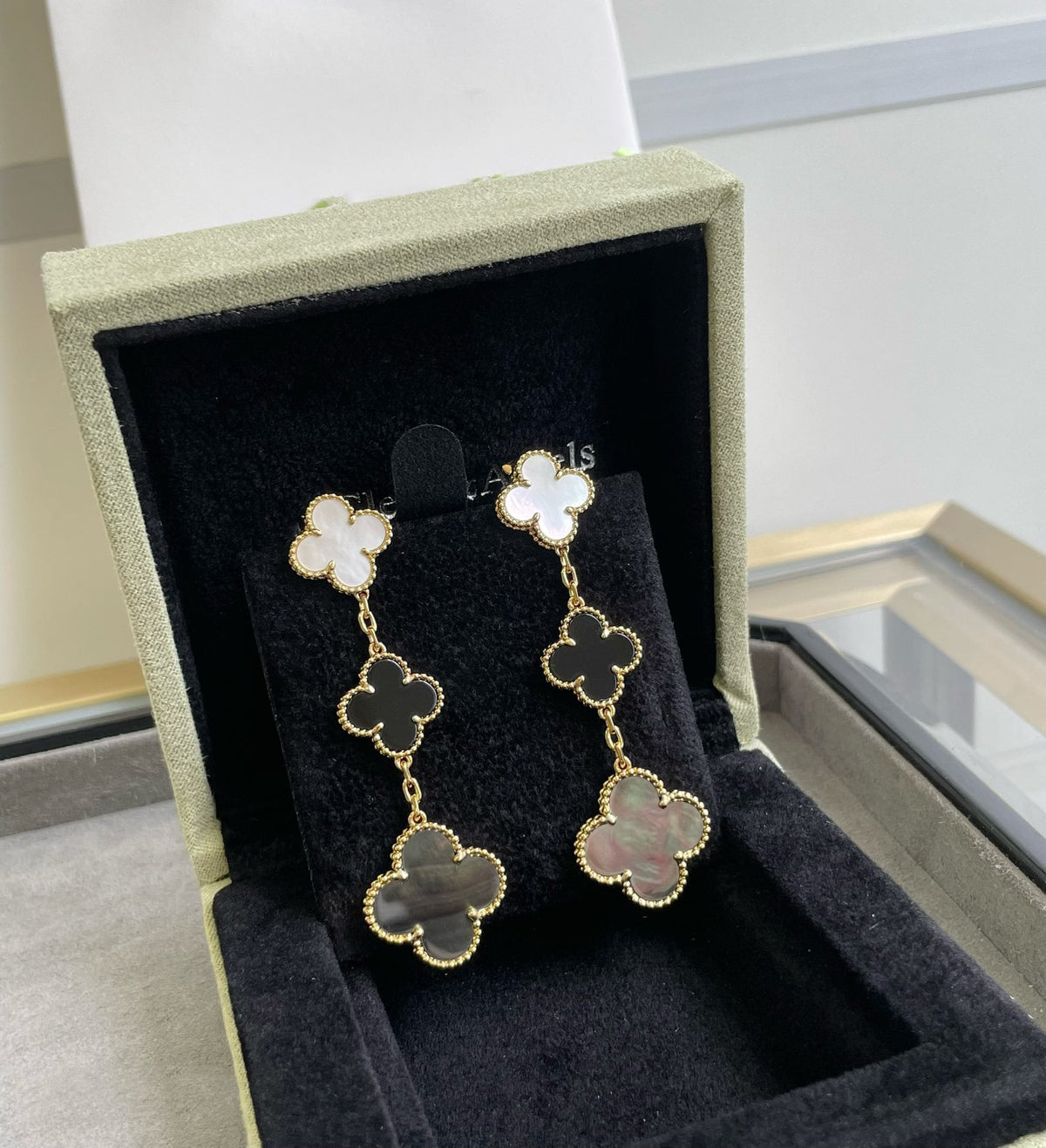[⭐Seralia]CLOVER 3 MOTIF MOP ONYX DARK MOP PINK GOLD EARRINGS