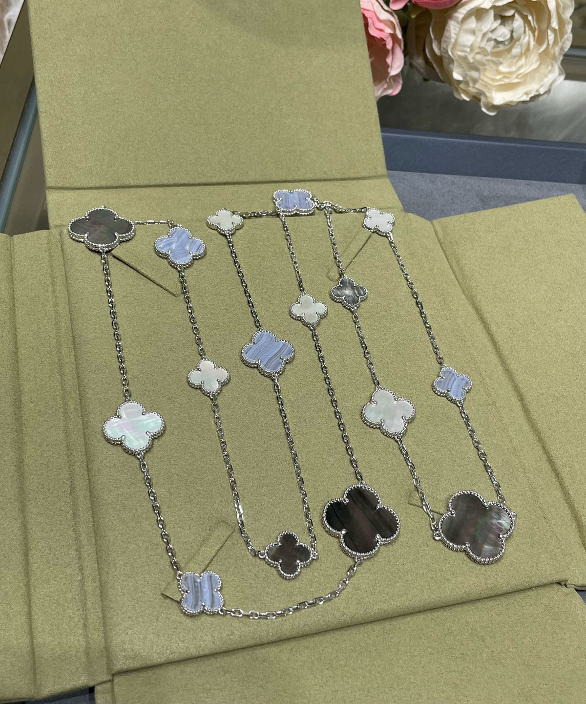 [⭐Seralia]CLOVER 16 MOTIF CHALCEDONY MOP SILVER NECKLACE