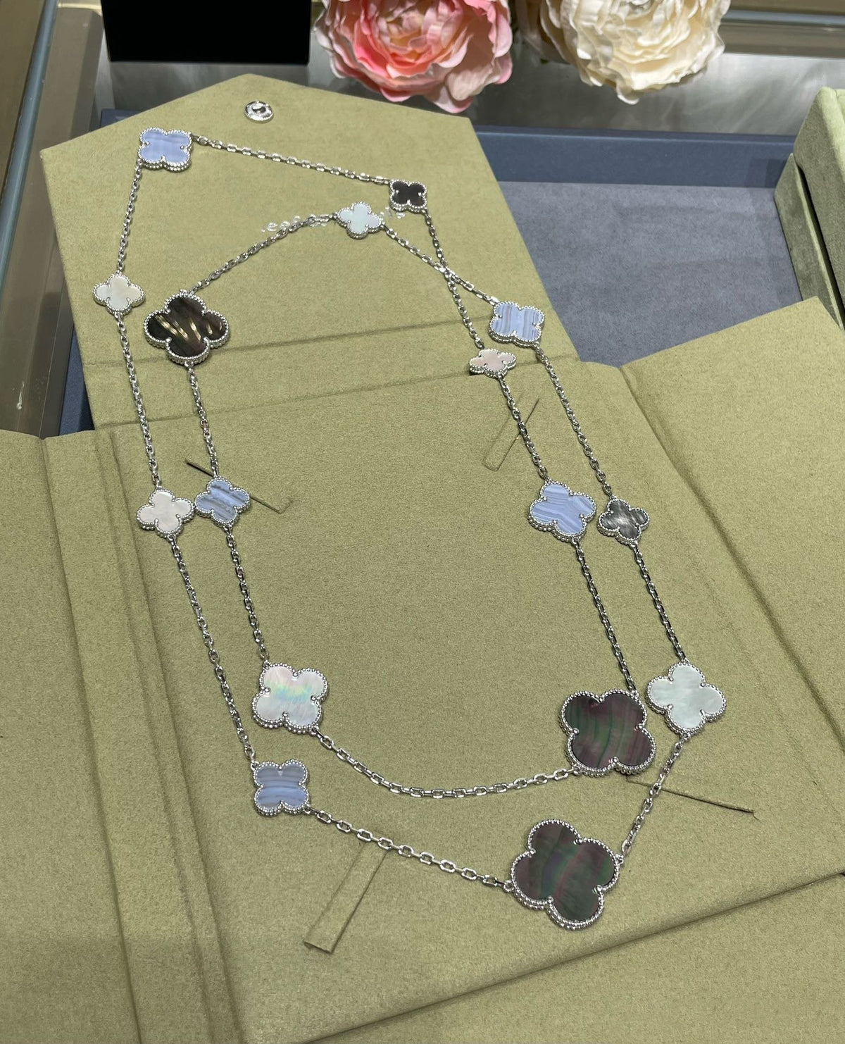 [⭐Seralia]CLOVER 16 MOTIF CHALCEDONY MOP SILVER NECKLACE