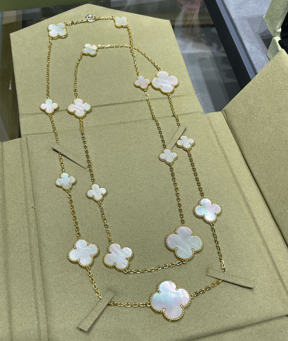 [⭐Seralia]CLOVER 16 MOTIF WHITE MOP GOLD NECKLACE