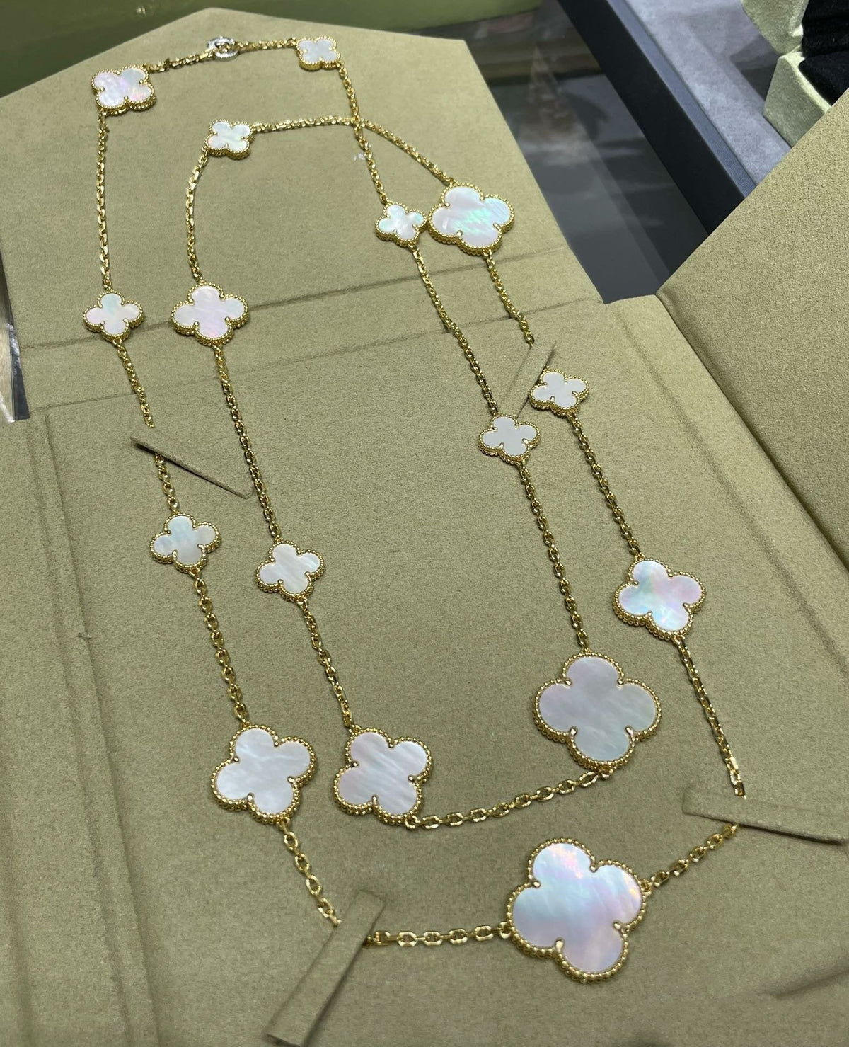 [⭐Seralia]CLOVER 16 MOTIF WHITE MOP GOLD NECKLACE