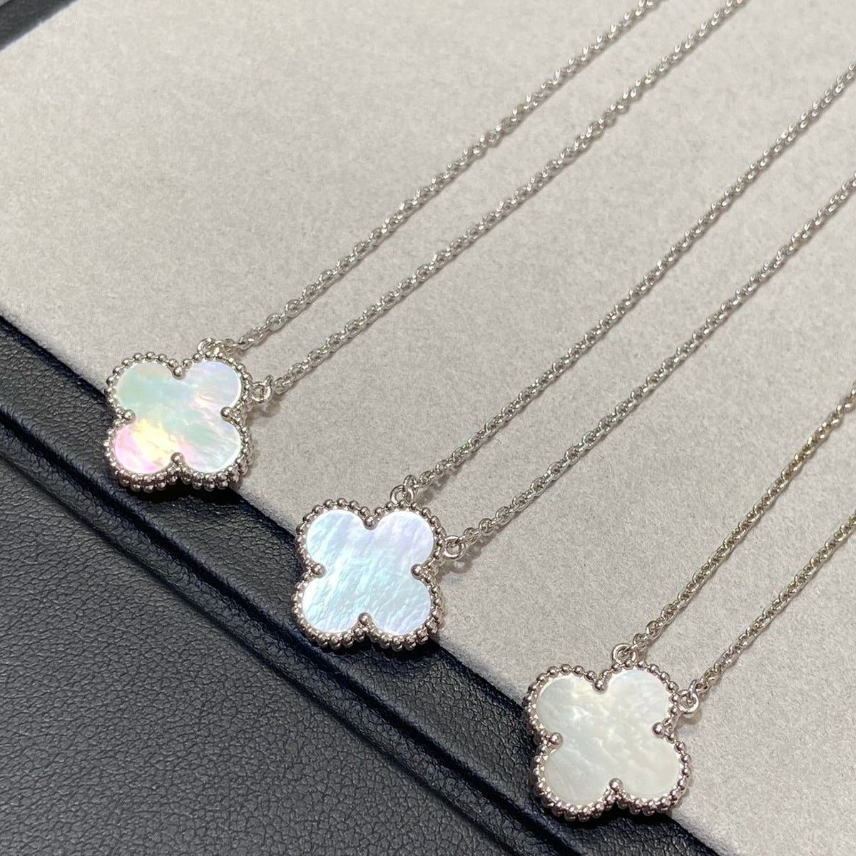 [⭐Seralia]CLOVER MEDIUM SILVER WHITE MOP NECKLACE