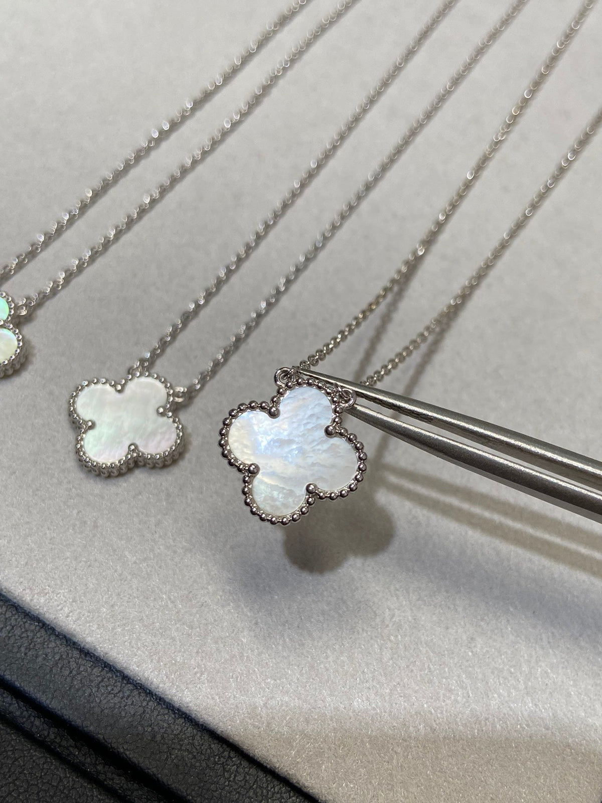 [⭐Seralia]CLOVER MEDIUM SILVER WHITE MOP NECKLACE