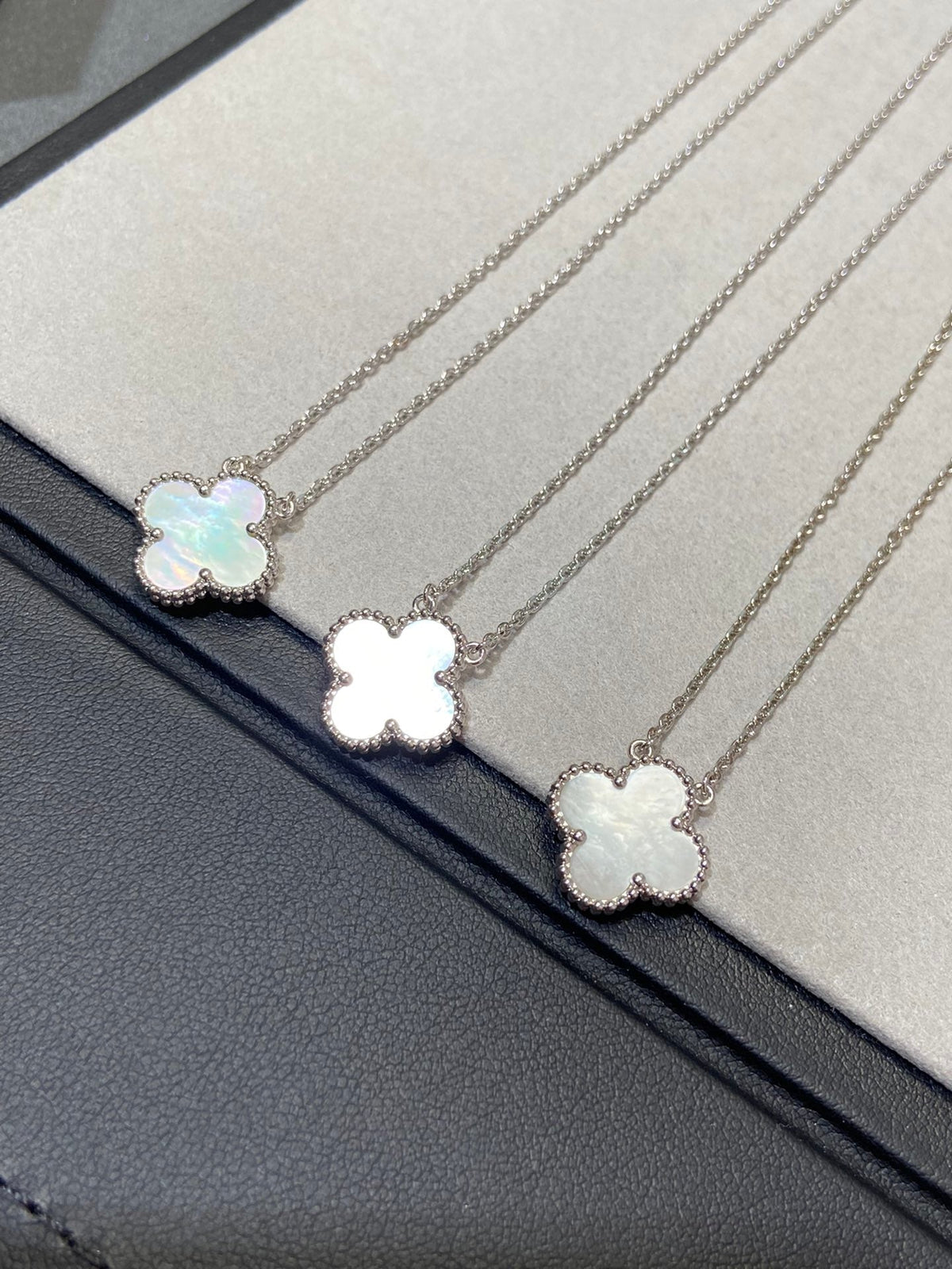 [⭐Seralia]CLOVER MEDIUM SILVER WHITE MOP NECKLACE