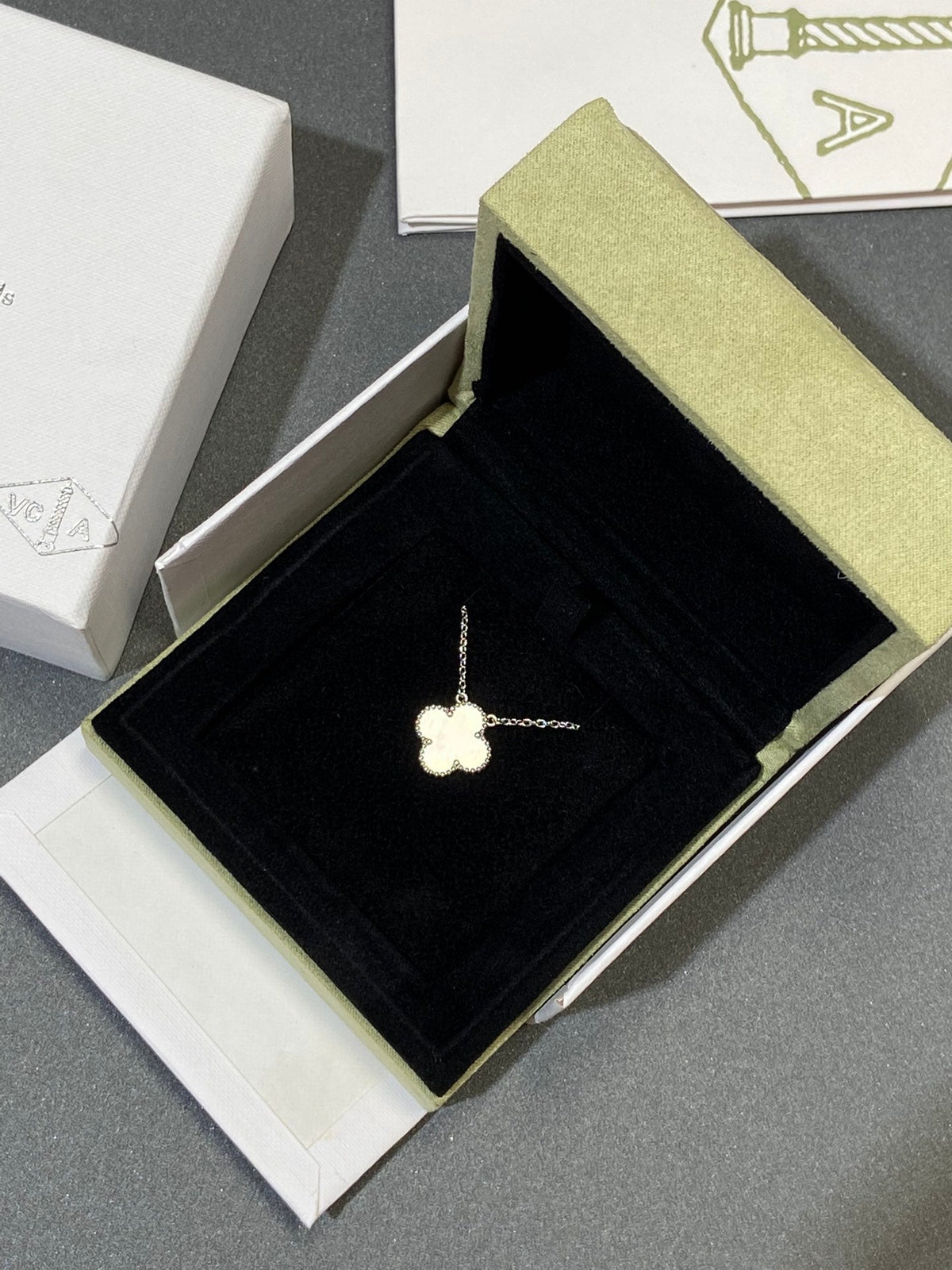 [⭐Seralia]CLOVER MEDIUM SILVER WHITE MOP NECKLACE
