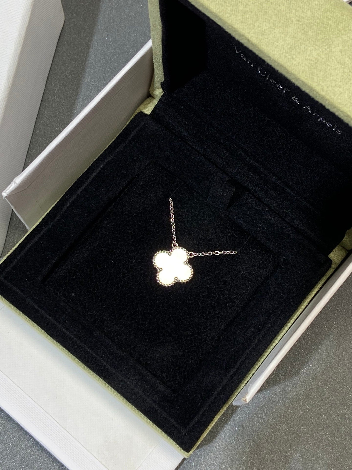 [⭐Seralia]CLOVER MEDIUM SILVER WHITE MOP NECKLACE