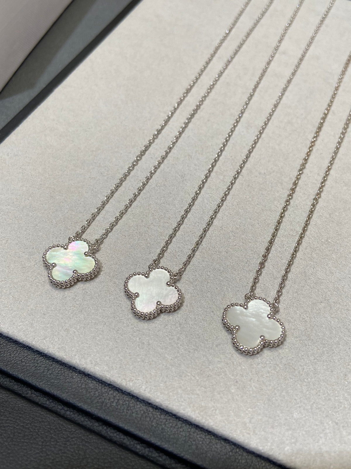 [⭐Seralia]CLOVER MEDIUM SILVER WHITE MOP NECKLACE