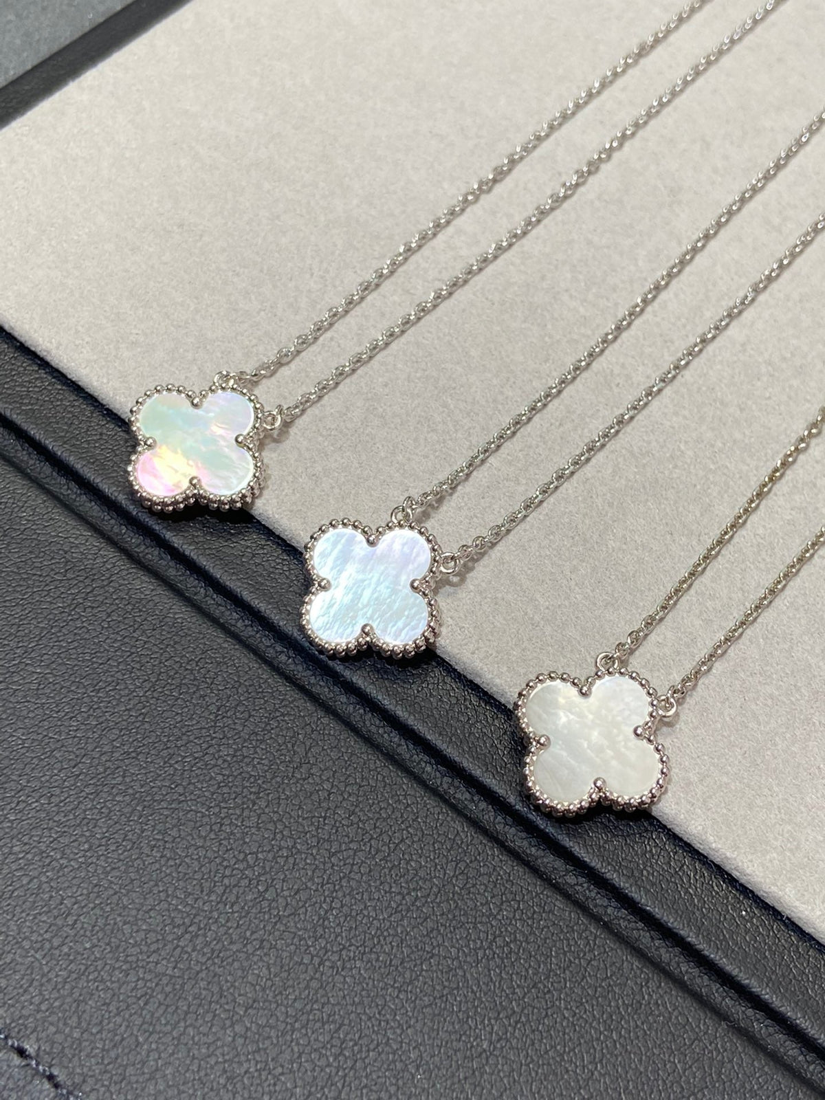 [⭐Seralia]CLOVER MEDIUM SILVER WHITE MOP NECKLACE