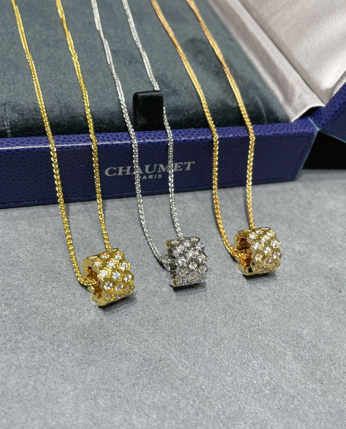 [⭐Seralia]BEE LOVE DIAMOND PAVED 3 ROW NECKLACE