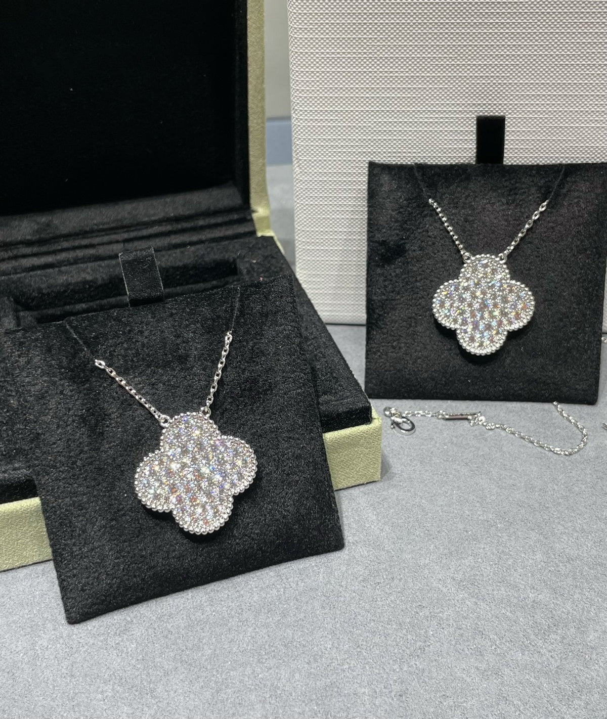 [⭐Seralia]CLOVER 25MM LARGE PENDANT DIAMOND PAVED SILVER NECKLACE