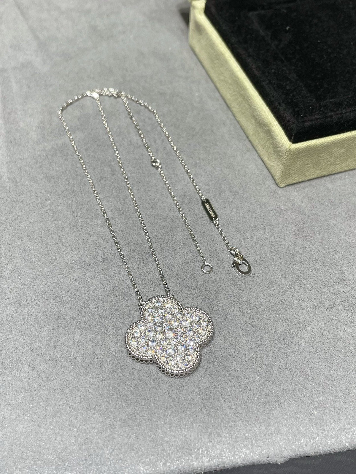 [⭐Seralia]CLOVER 25MM LARGE PENDANT DIAMOND PAVED SILVER NECKLACE