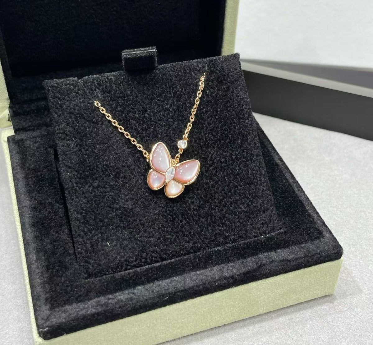 [⭐Seralia]BUTTERFLY PINK MOTHER-OF-PEARL DIAMOND NECKLACE